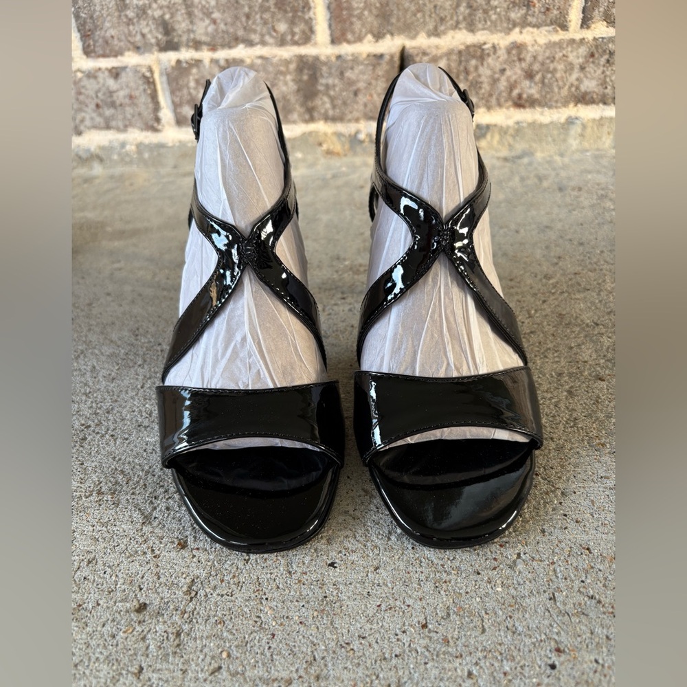 Bandolino Like New Black Patent Leather Heels 6.5 - Picture 3 of 10